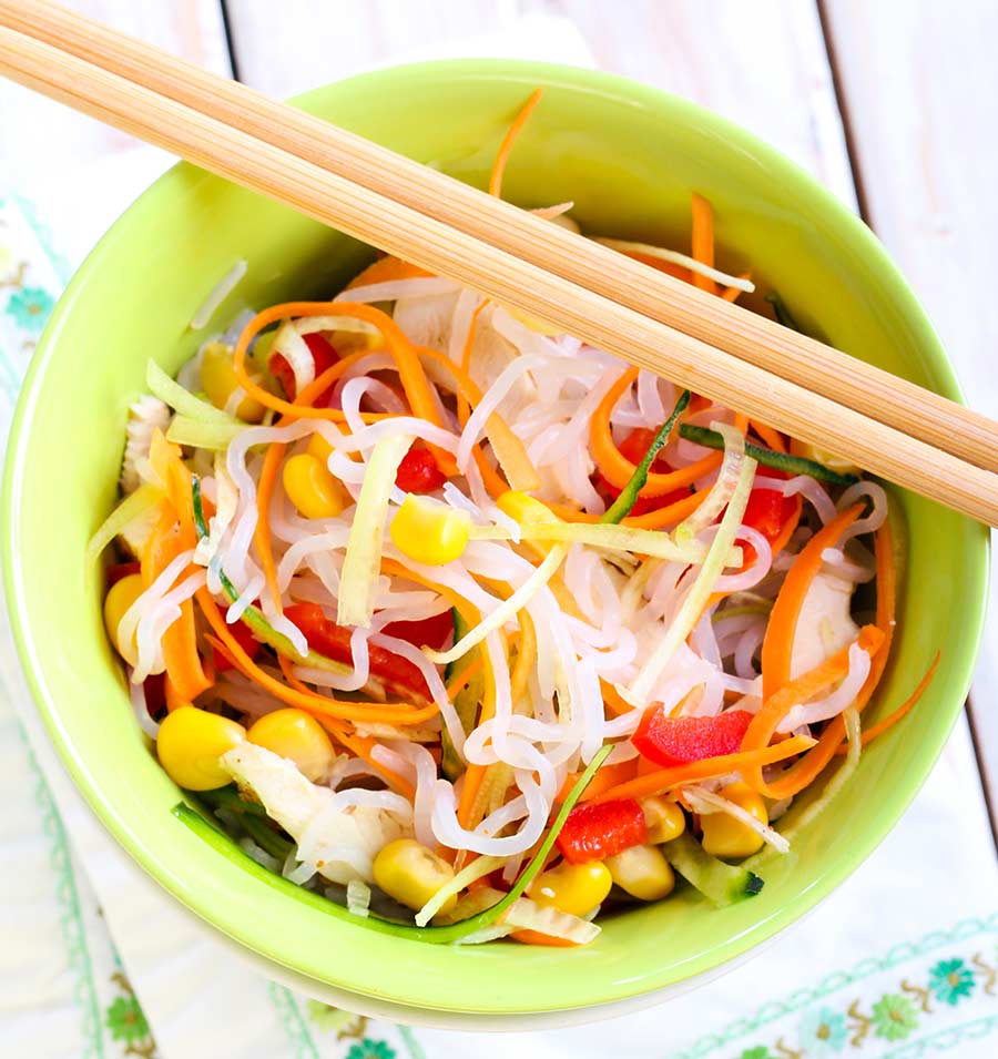 Bowl di spaghetti shirataki con mais e verdure miste.