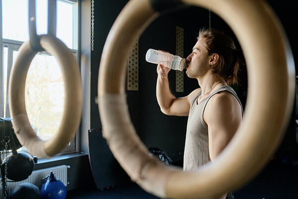 L'acqua è un nutriente essenziale che svolge numerose funzioni nel corpo umano