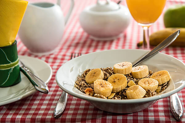 Le banane sono una buona fonte di fibre, che può aiutare a regolare la digestione e prevenire la stitichezza