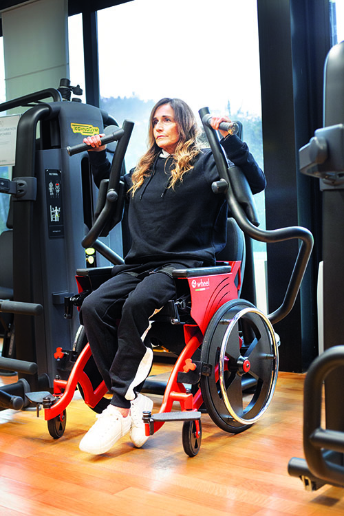 La speciale carrozzina O wheel® consente alle persone disabili di potersi allenare utilizzando i comuni macchinari presenti nelle palestre, negli hotel, e in tutti i centri per la riabilitazione.
