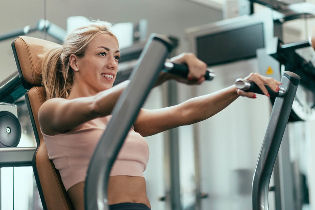 Come eseguire correttamente la chest press: è un esercizio che si può eseguire sia con pesi liberi che con macchine