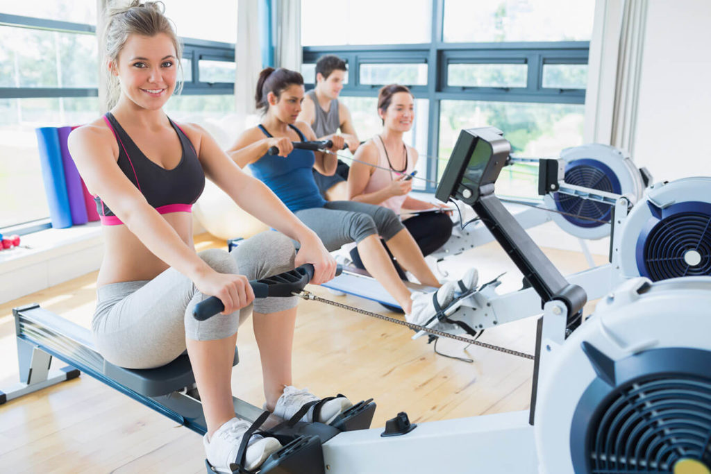 La rowing machine è uno strumento sempre più popolare nelle palestre di tutto il mondo, utilizzato per un allenamento completo e altamente efficace