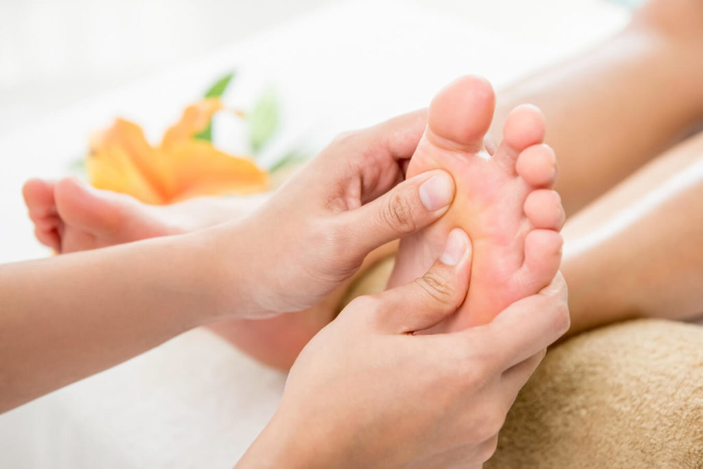 La riflessologia plantare è una pratica antica che si basa sulla stimolazione di specifici punti dei piedi, ritenuti collegati a diverse parti del corpo