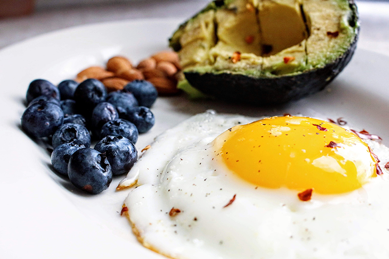 La dieta keto è stata oggetto di grande attenzione negli ultimi anni, sia da parte del pubblico che degli esperti di nutrizione