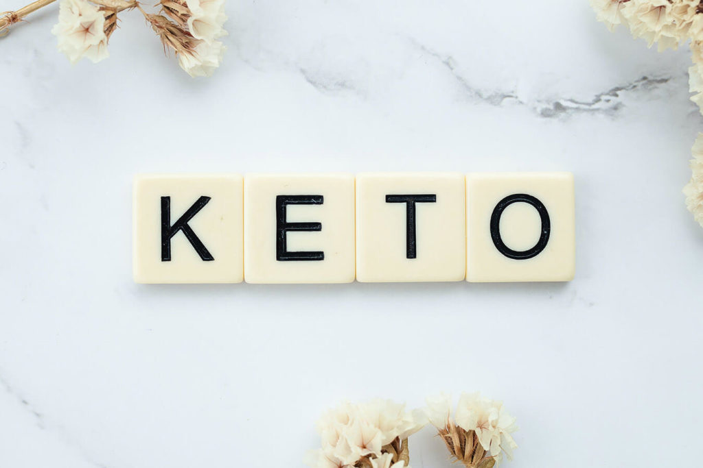 Il piano alimentare keto di 28 giorni si basa su un regime alimentare a basso contenuto di carboidrati e ricco di grassi sani