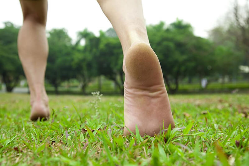 Camminare a piedi scalzi: una pratica antica che sta tornando di moda