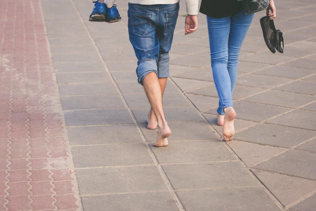 Camminare a piedi scalzi: benefici e consigli per iniziare