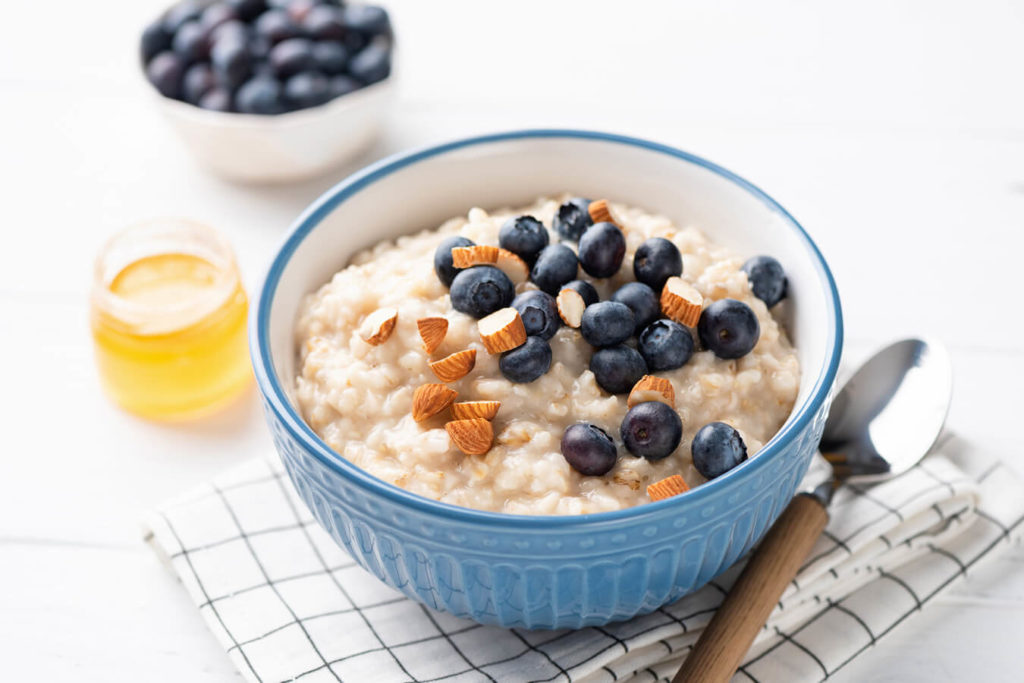 Porridge salato proteico, una ricetta alternativa per una colazione salutare e gustosa