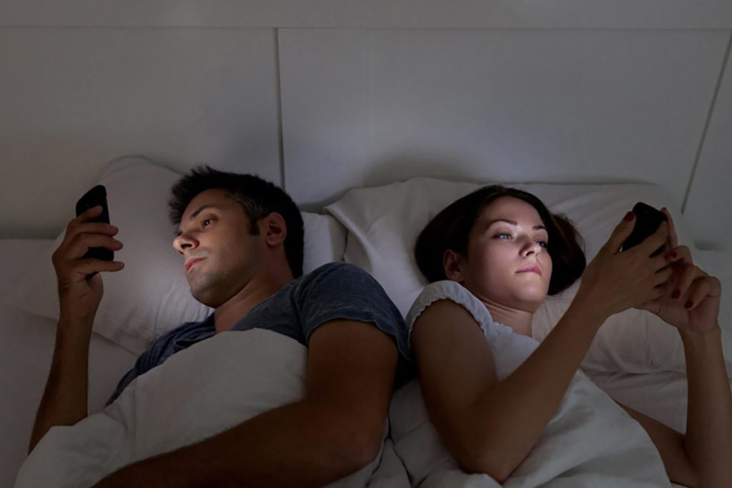 Abitudini serali da evitare per sentirsi meglio al mattino