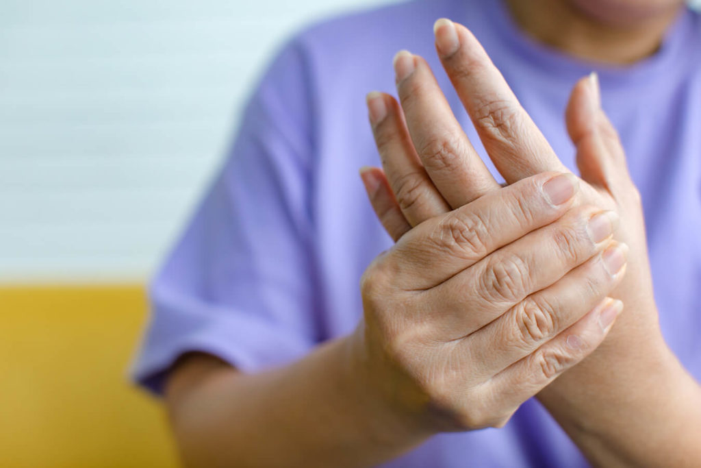 Tremore alle Mani: Cause, Sintomi e Possibili Soluzioni