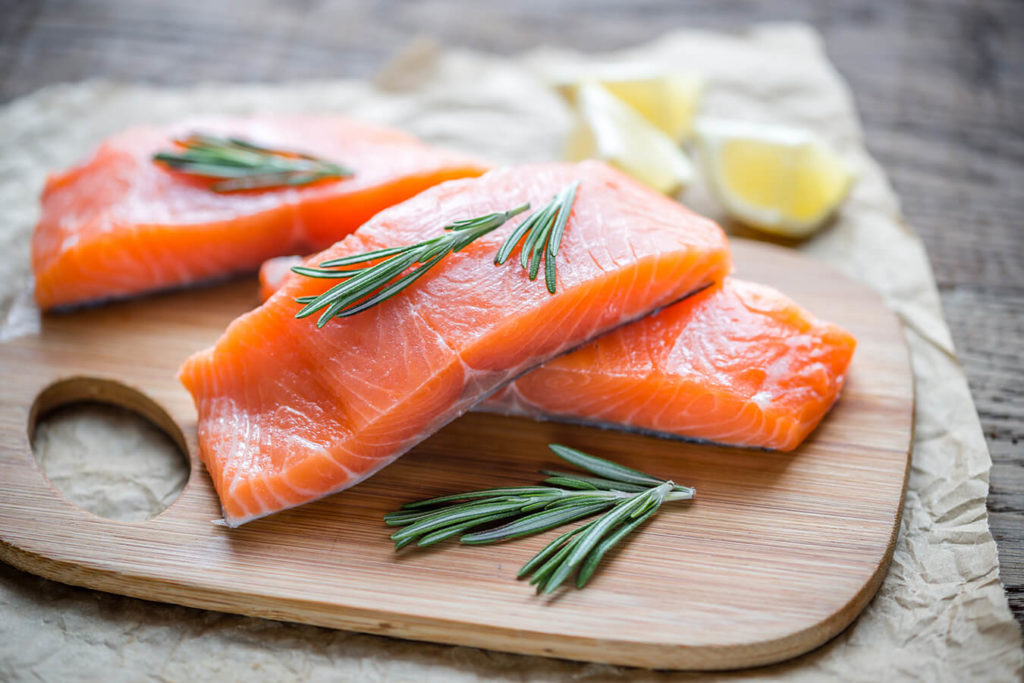 Quante calorie ha 100 g di salmone al forno