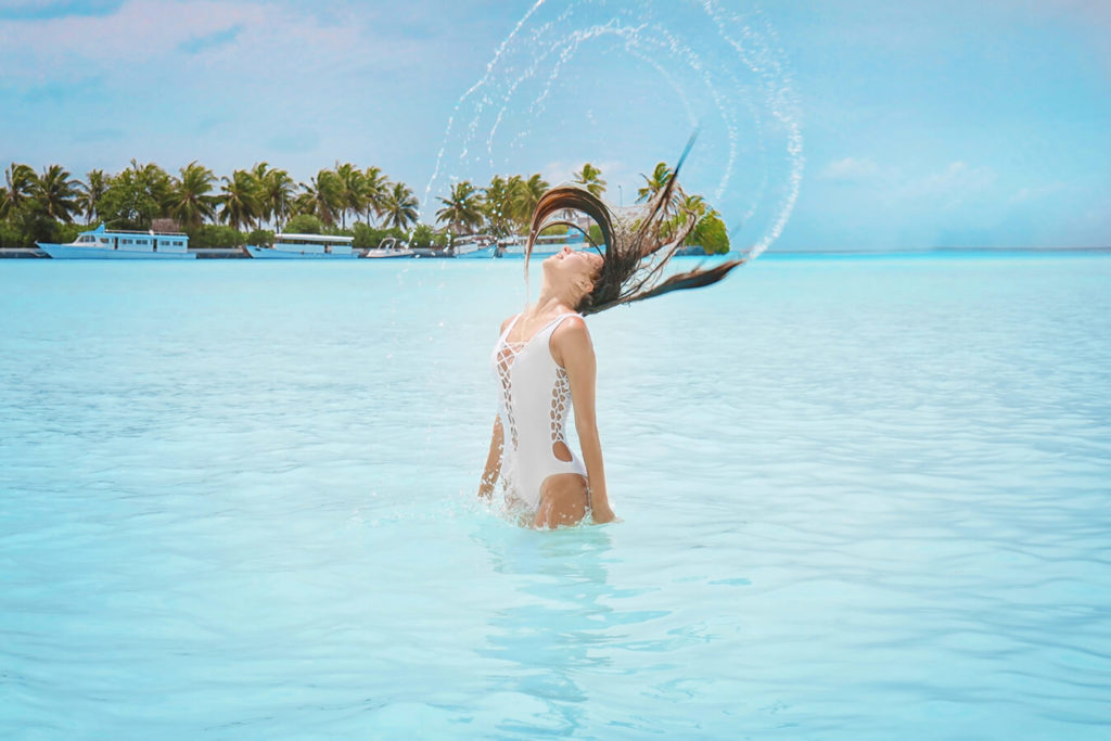 Cosa fare per non rovinare i capelli al mare