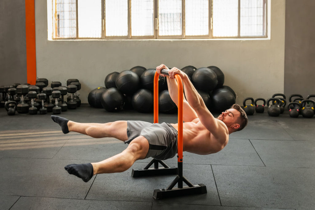 Come allenarsi per il front lever