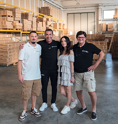 Lo staff Fitgym presso i magazzini dell'azienda