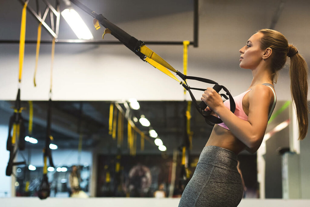 TRX benefici e vantaggi di un allenamento versatile