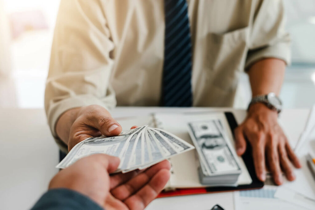 Il lavoro più pagato al mondo: le professioni con gli stipendi più alti