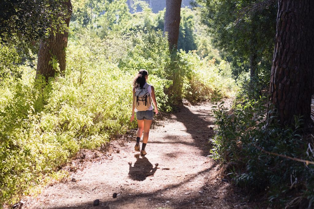 Benefici della meditazione camminata e come praticarla