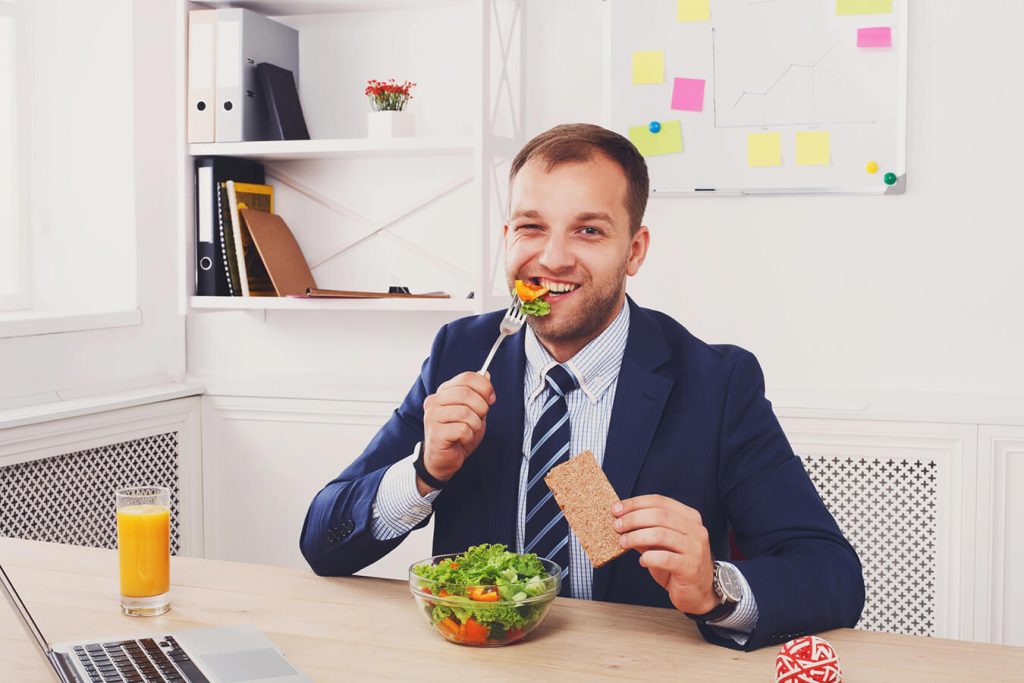 Mangiare bene in pausa pranzo: idee pratiche per l’ufficio