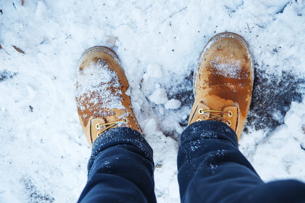 Scarpe bagnate: come asciugarle senza rovinarle