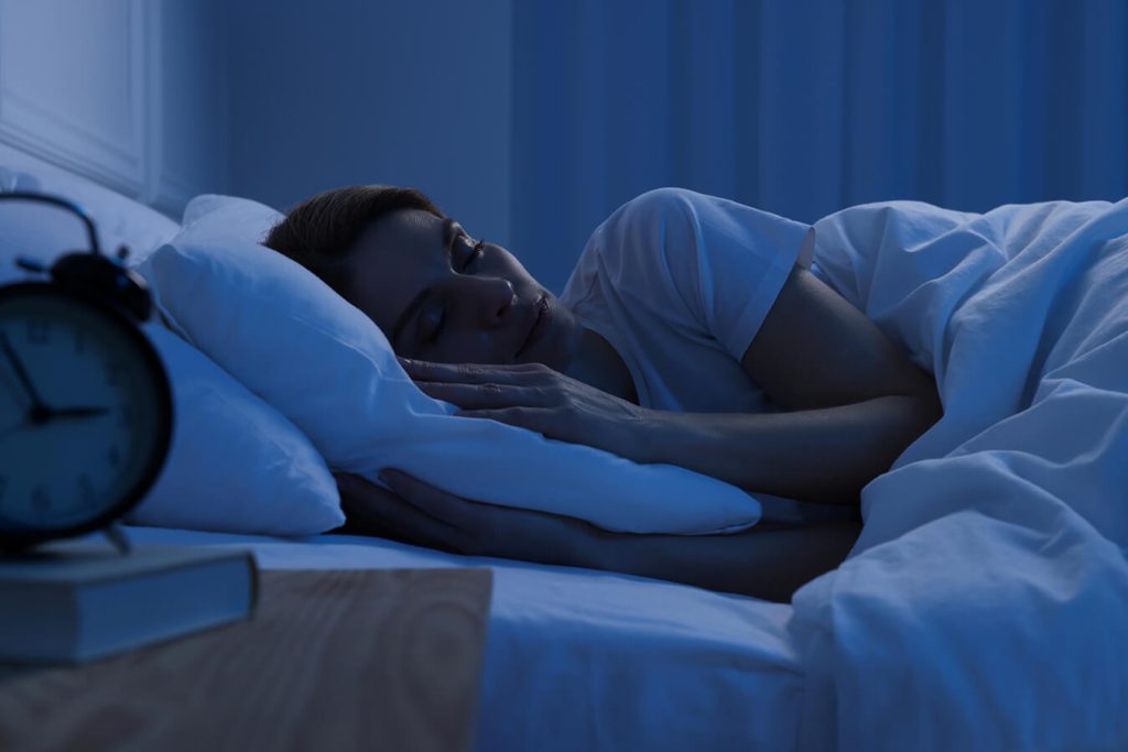 Sonno con il buio: abitudini utili