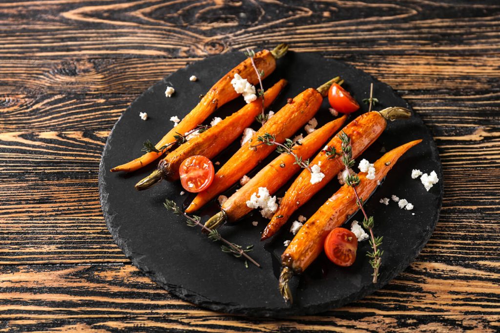 Carote al forno con erbe: ricetta leggera