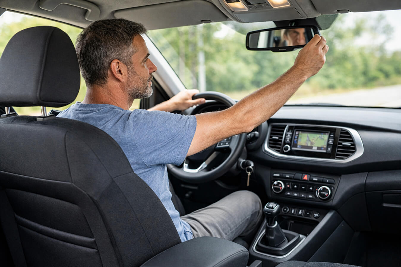 Postura in auto: regolazione del sedile e  degli specchietti