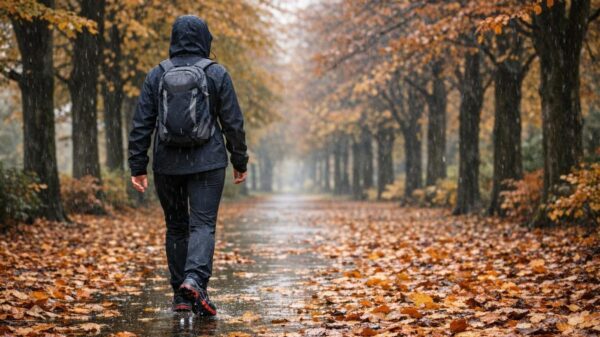Camminare tra foglie e pioggia in autunno: sicurezza e benefici della camminata stagionale